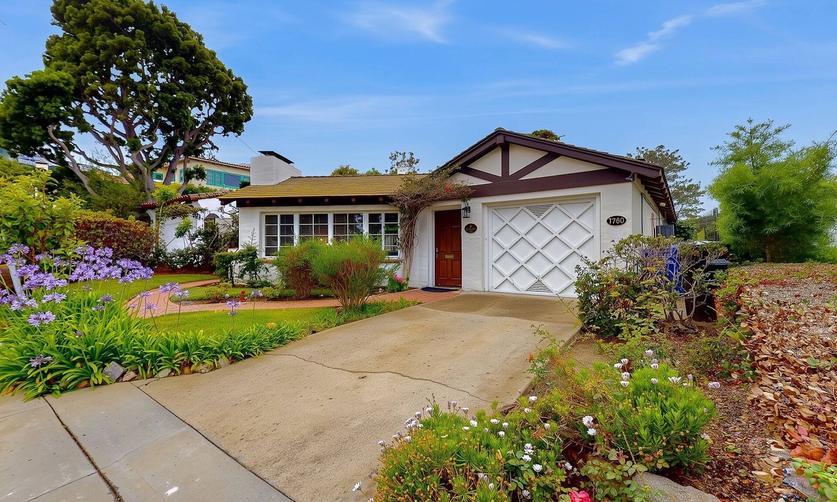 Country Club House | La Jolla Historic Gem | Hot Tub, Game Room, Garden Oasis w/Firepit & Courtyard Dining