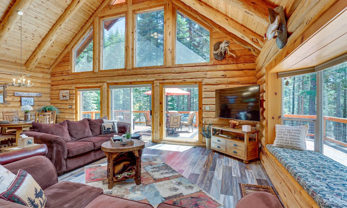 Lake Almanor Country Club Cabin | Lake Almanor Cabin w/Deck & Beach Access