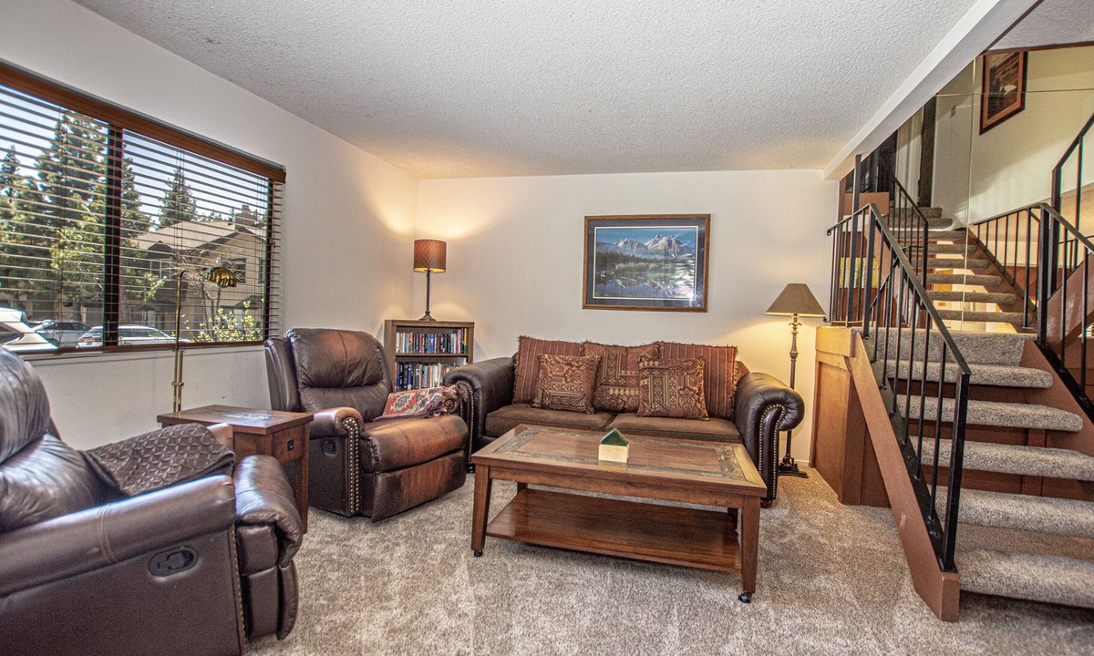 Lake Forest Condo | Lake Forest Glen # 201: Conveniently Located Condo with Great Amenities