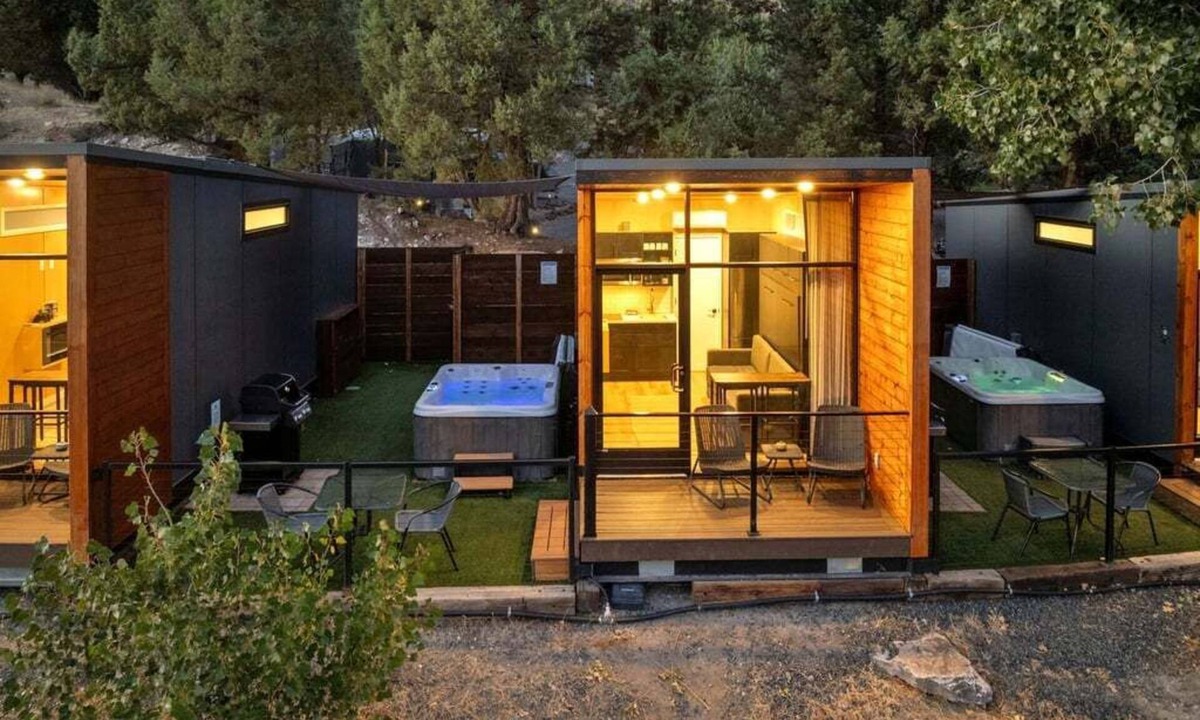 Madras House | Lake Simtustus Resort Crown Point Tiny Home #15 - Hot Tub