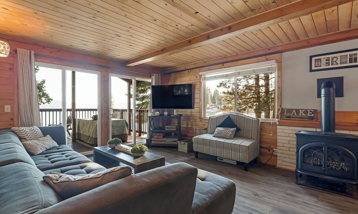 Peninsula Village Cabin | Lake Views at Lake Almanor 11: Lakeside Resort