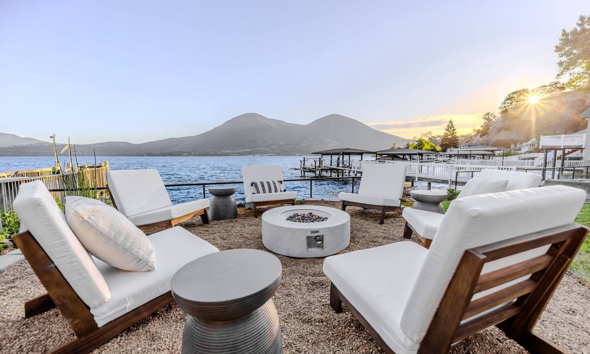 Clearlake House | Lakefront Hot Tub Fire Pit Dock Games & WiFi