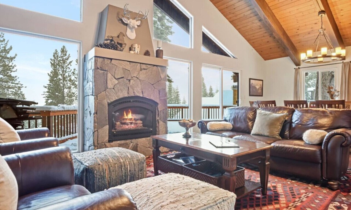 Chamberlands House | Lakeview Cabin 3Min Homewood Fireplace & Laundry