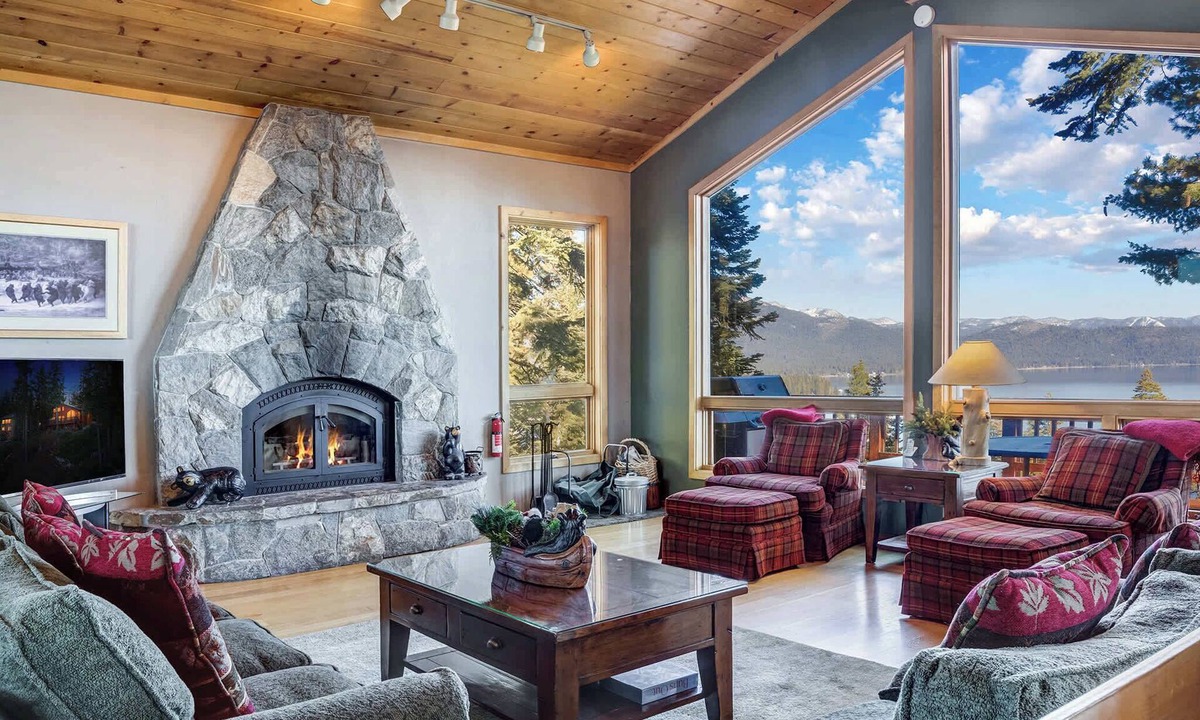Ridgewood House | Lakeview Hideaway – 3BDR for 8 w/Private Hot Tub!