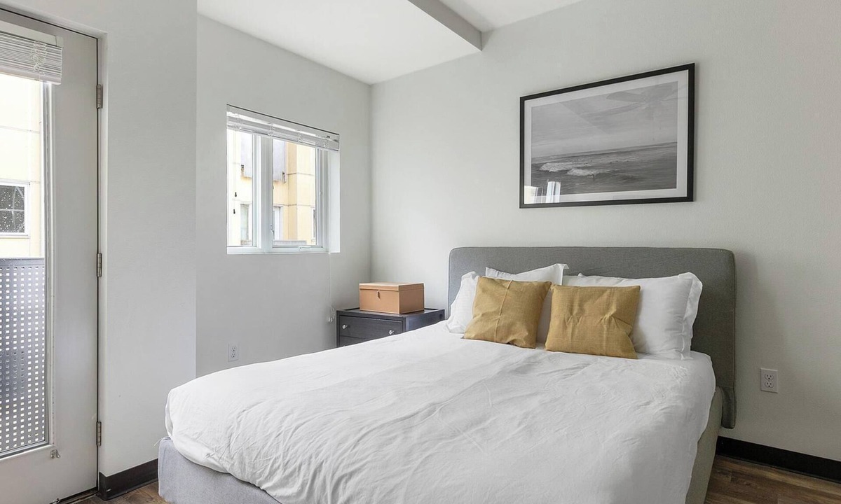 Pearl District Apartment | Landing | Spectacular Studio, Courtyard, Gym