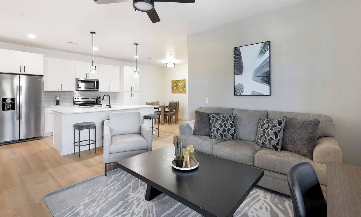 Casa Grande Apartment | Landing | Stylish 2BD, Pool, Gym