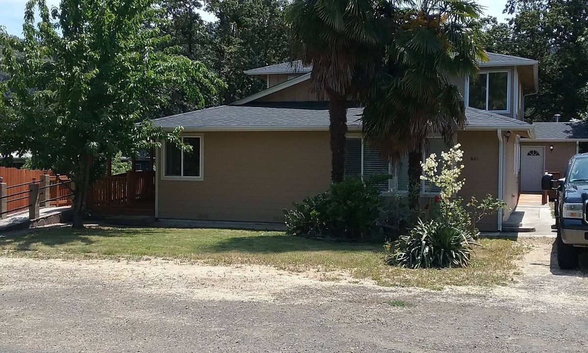 Roseburg House | Large 7 bd 5 bath house. A few miles from wildlife safari. Gourmet kitchen