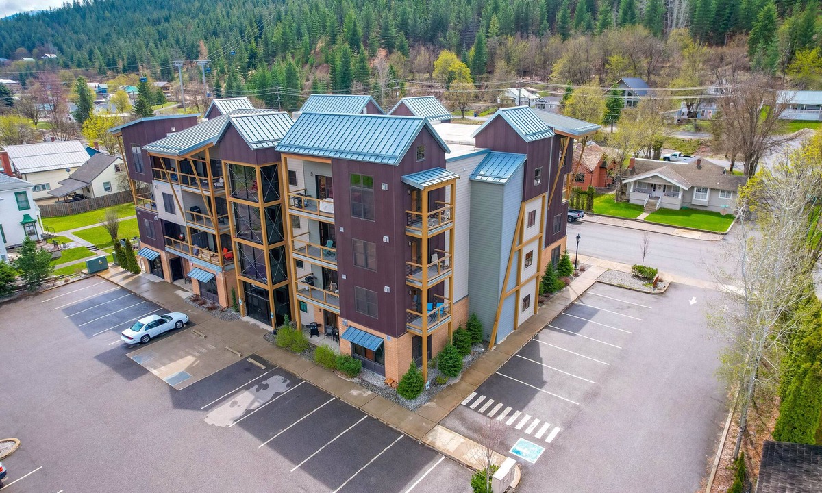Kellogg Condo | Large Condo Full Kitchen - 2 Beds, Mtn Views, Hot tub, Sauna, on Bike Trail