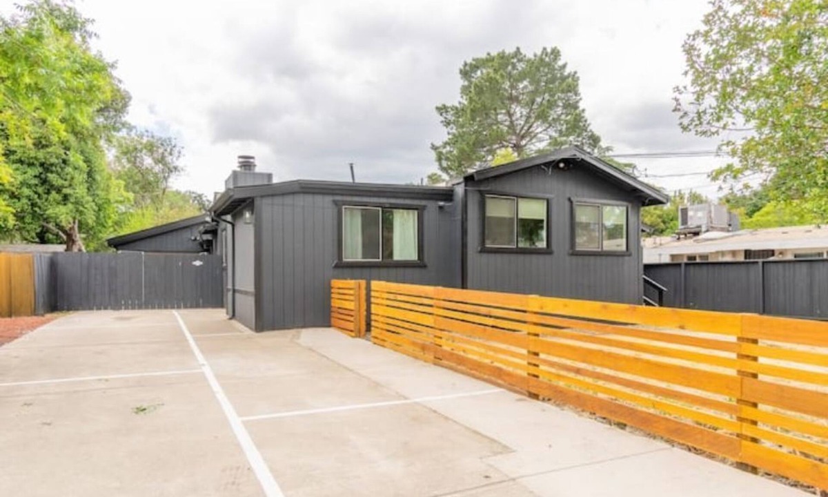 Concord House | Large families/friends group: 6 Bedroom w/3 Bathrooms and RV Parking