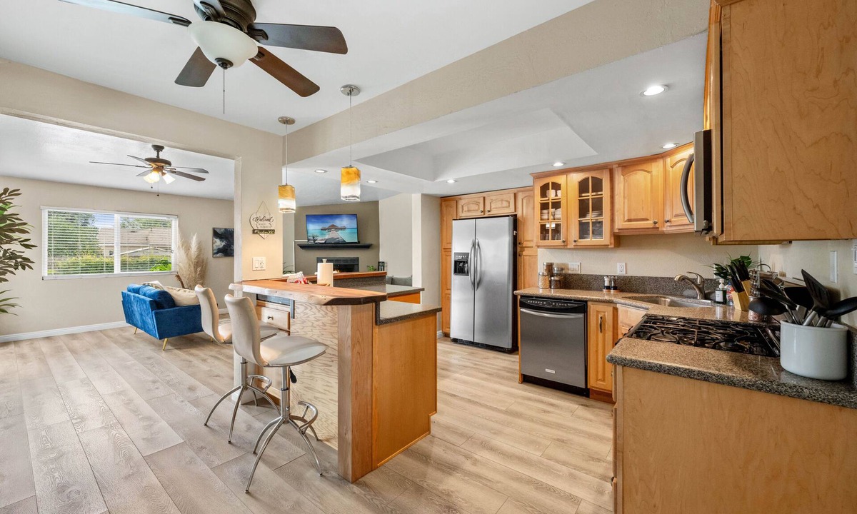 North Valley House | Large Family Home Minutes to the Beach & Shopping. Heated Pool/Spa & Pet Friendly!