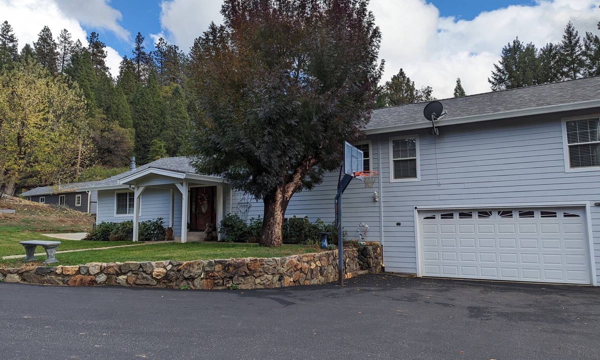 Cedar Ridge House | Large family home for holidays, retreat, gatherings.