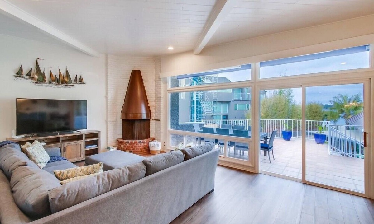 South Mission Beach House | Large Home, One-House from Bay w/AC, 4 Car Parking, New Upgrades