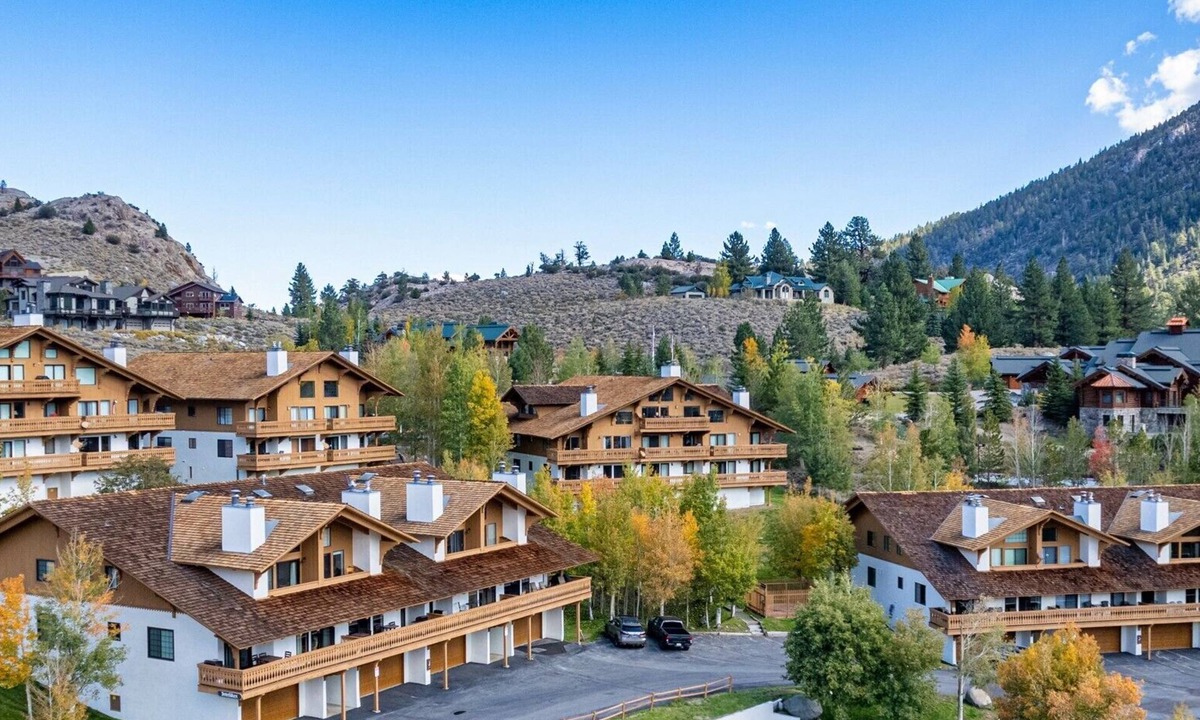 June Lake Condo | Large, renovated Interlaken condo that accommodates 10!