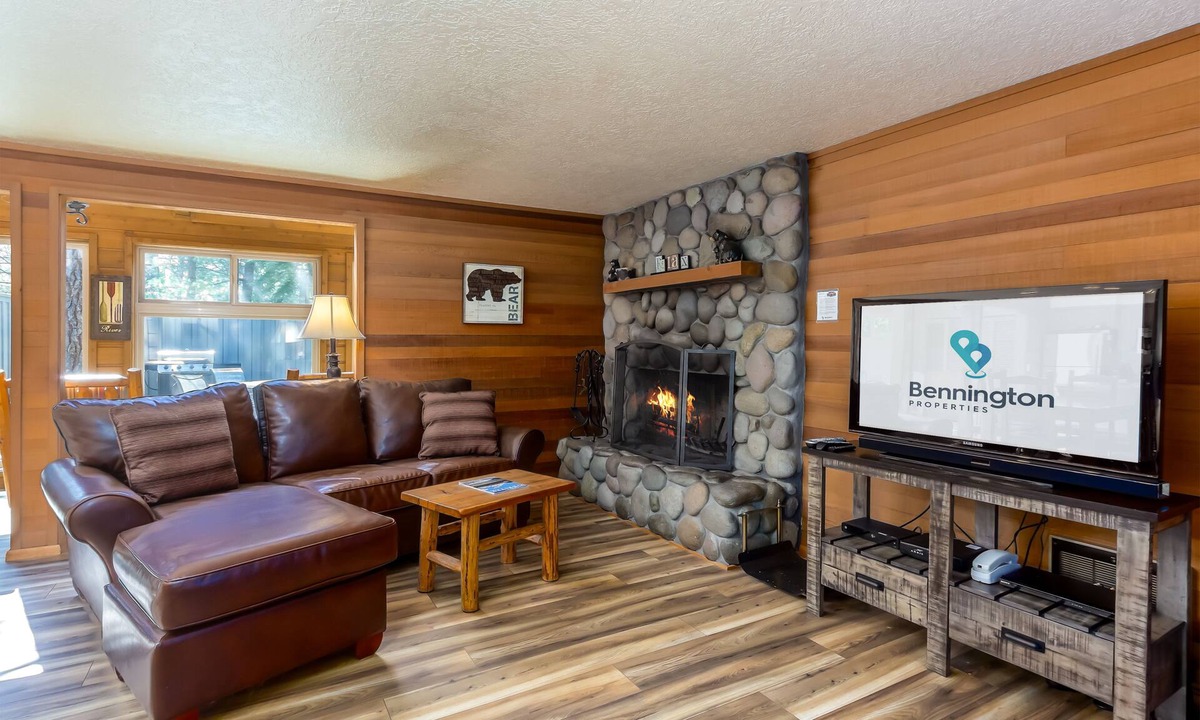 Sunriver House | LARK12 - Family Friendly Home - Ping Pong, Pool Table, Enclosed Deck, Hot Tub