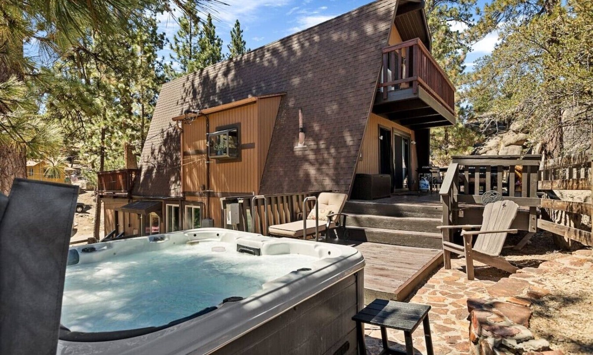 Boulder Bay Cabin | Larks Modern Nest Near Lake, Spa & Arcade
