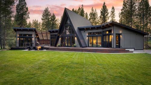 La Pine House | Lazy River Glamp-House by AvantStay