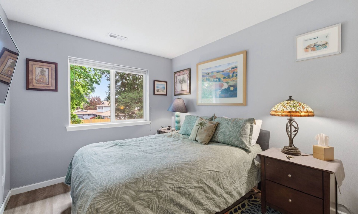 Aloha House | LGBT+ friendly queen suite near Nike with office space, mini fridge,microwave.