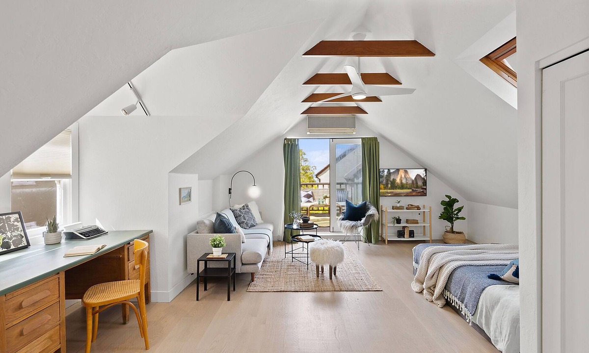 North Berkeley Apartment | Light-filled loft retreat in famed Gourmet Ghetto