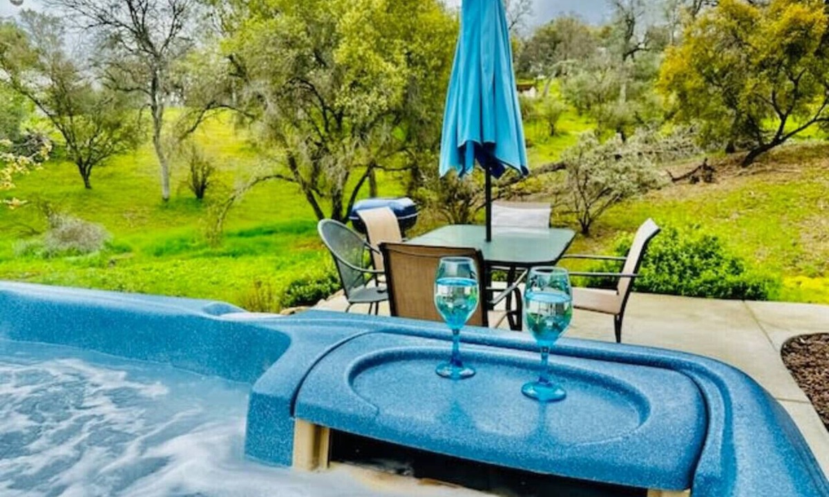Yosemite Lakes House | Lighthouse Suite - Dog Friendly Home - Hot Tub - BBQ - Full Kitchen - Sleeps 4