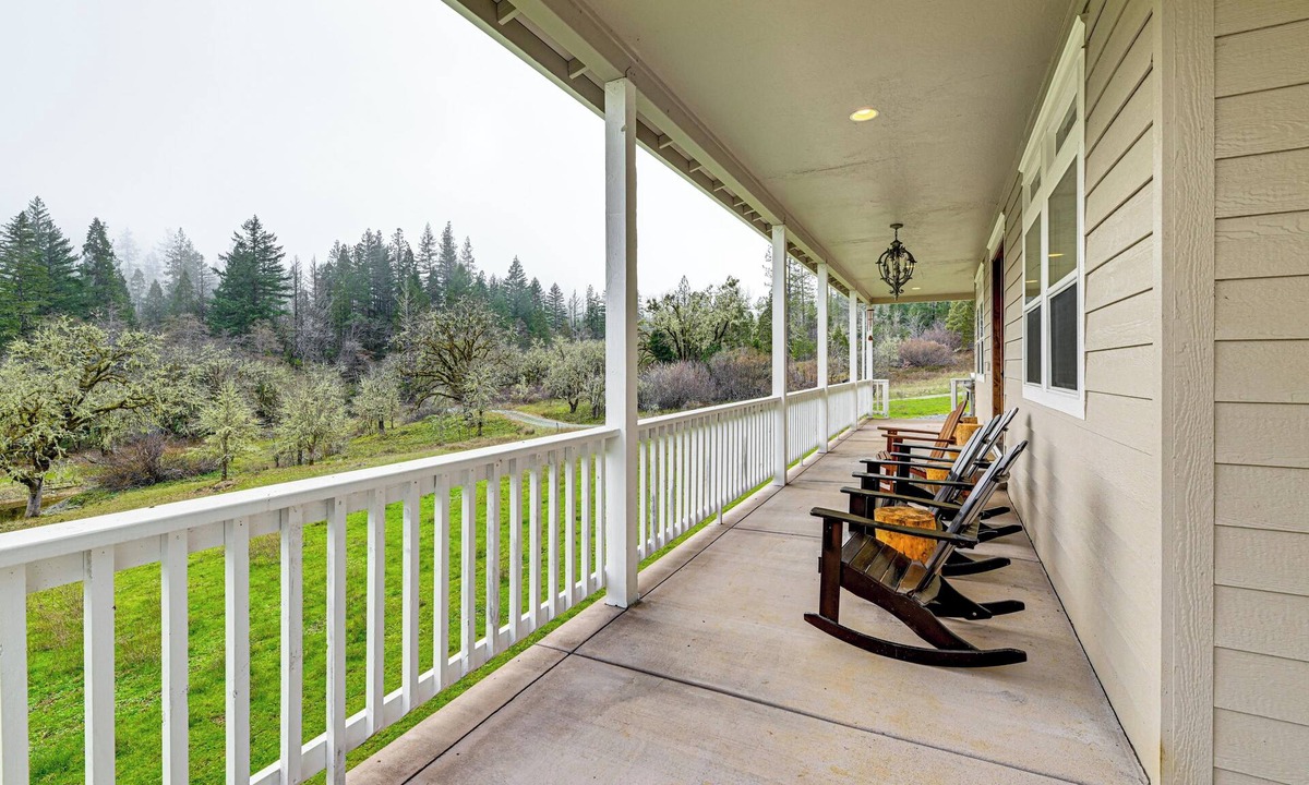Grants Pass House | Limpy Creek Access! Family Retreat in Grants Pass