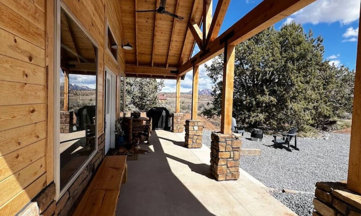 Apple Valley House | Little Creek Mesa Cabin with Zion NP Views-Jacuzzi