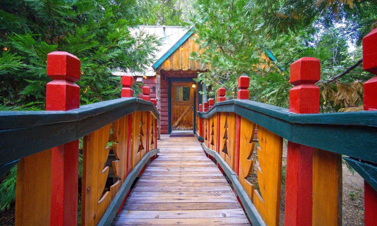 Twin Peaks Hotel | Little House on the Pond - Two-Bedroom | Two Beds | Full Bathroom | Sleeps Four