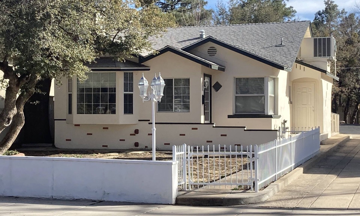 Prescott House | Located in Prescott’s Historic District. Walking distance to Whiskey Row.