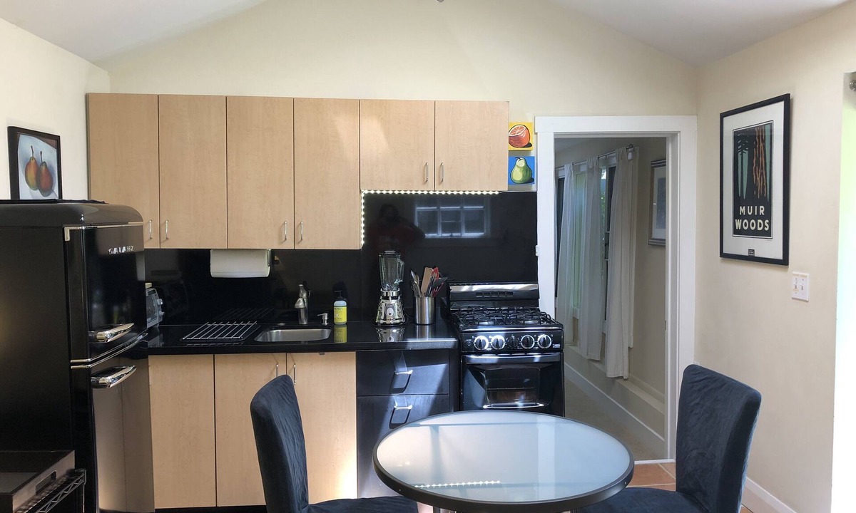 Picnic Valley Cottage | Location! Private Cottage, Quiet, Garden, Walk downtown
