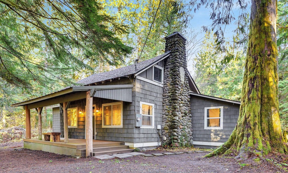 Zigzag House | Lolo Bear Cabin: Pet-Friendly Mt. Hood Retreat