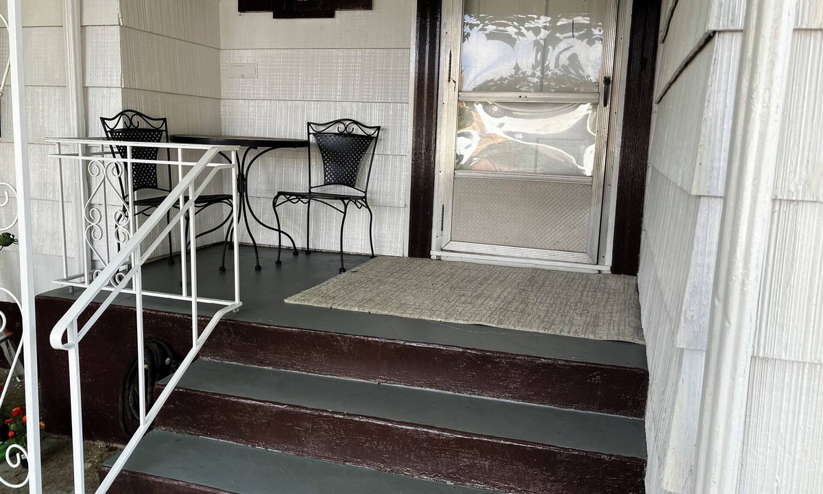 Richfield House | Love Nest. Charming 2-bedroom apartment in wonderful Richfield with WiFi, AC