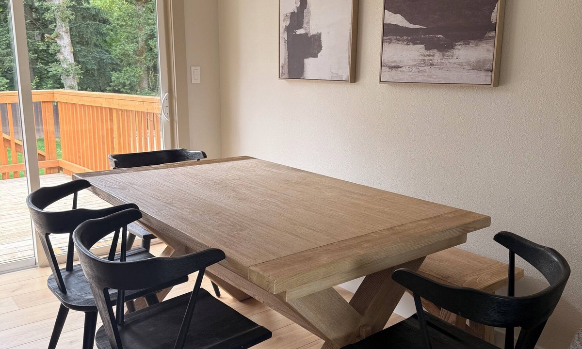 Orchards House | Lovely 5-bedroom house in fantastic Vancouver neighborhood with AC
