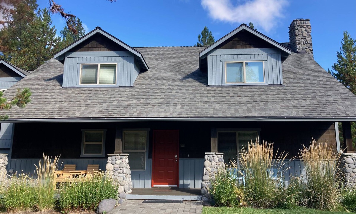 Sunriver House | Lovely 5 BR Home! Large Deck and Yard + Hot Tub + Pool table +12 SHARC Passes