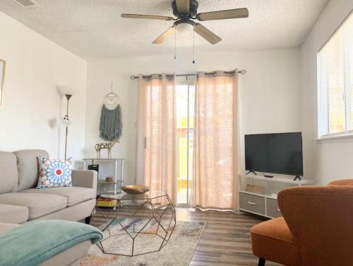 Coalinga House | Lovely home central Coalinga-2BR Stopover near I-5
