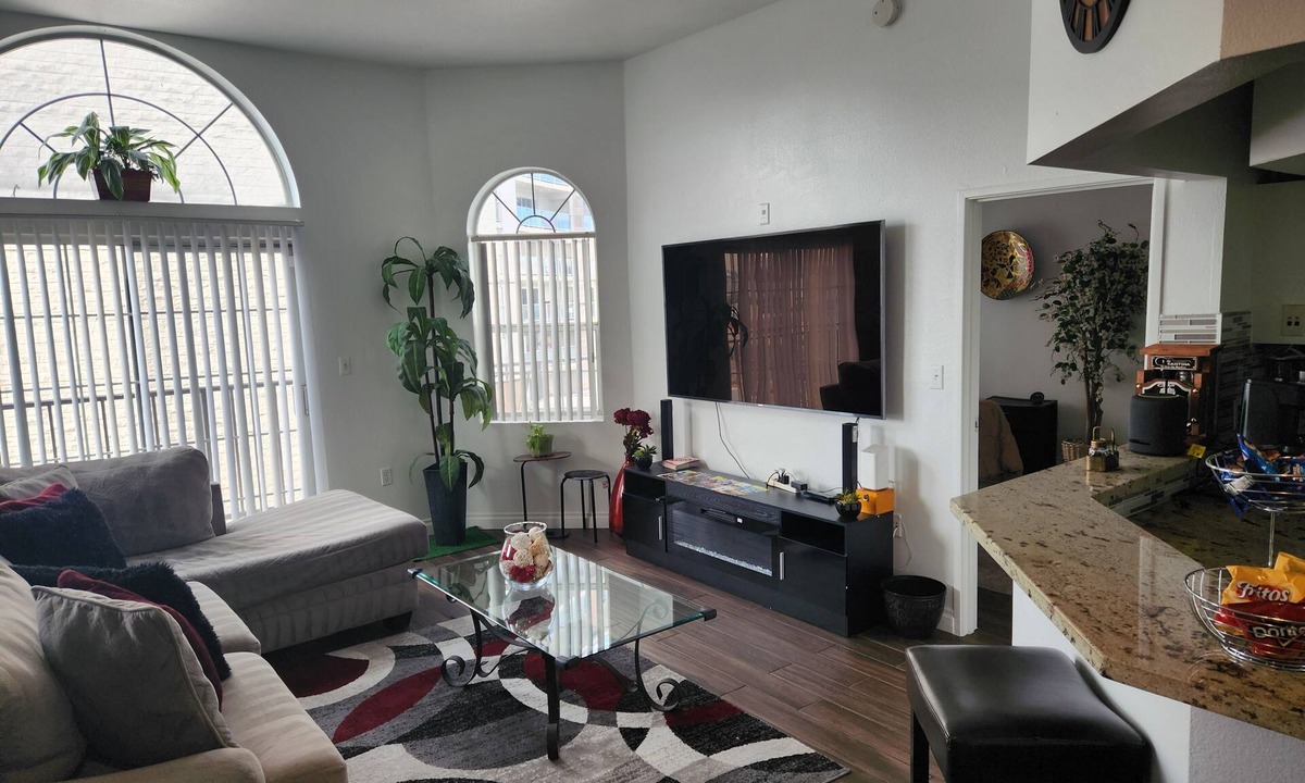 Winchester Apartment | Lrg 2 bd/2bth near strip/convention ctr.