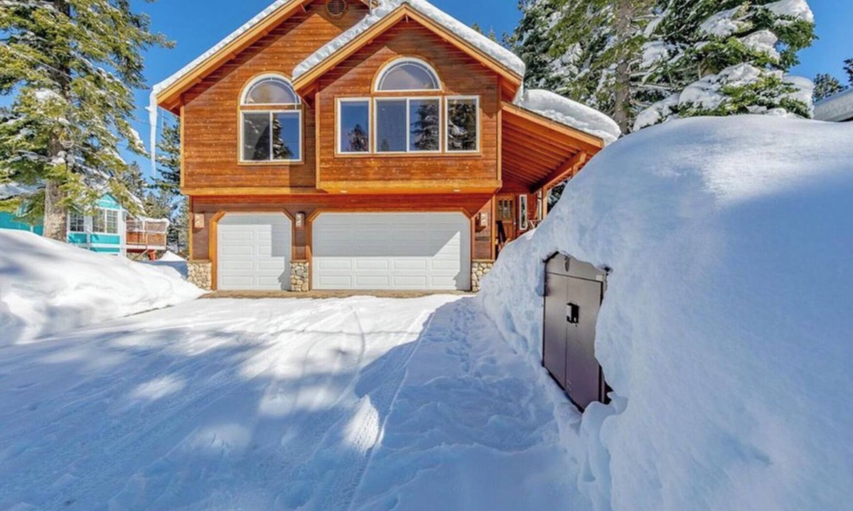 Montgomery Estates House | Lupine Delux lodge, hot tub, Pool table sleeps 8 people