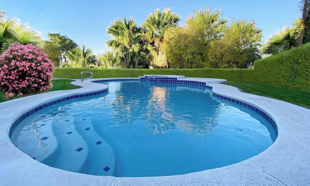 Winchester Bed & Breakfast | LUX 7BR/4BA Villa w/Heated Pool, next to the Strip