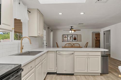 Sierra Vista House | Luxe 4BR 2BTH l Pool & Grill l Central Location l Mountain View l Family Vacation l RV Site