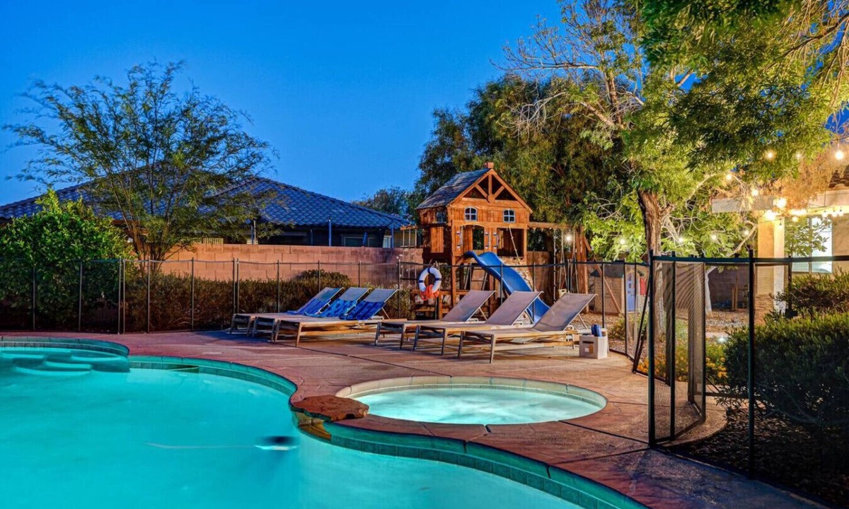 Paradise House | Luxe 6Br Home Large Pool & Grassy Yard RV Parking