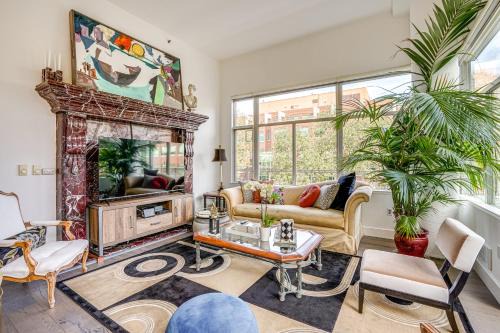 Emeryville House | Luxe Condo w/Private Patio & Perks in Emeryville!
