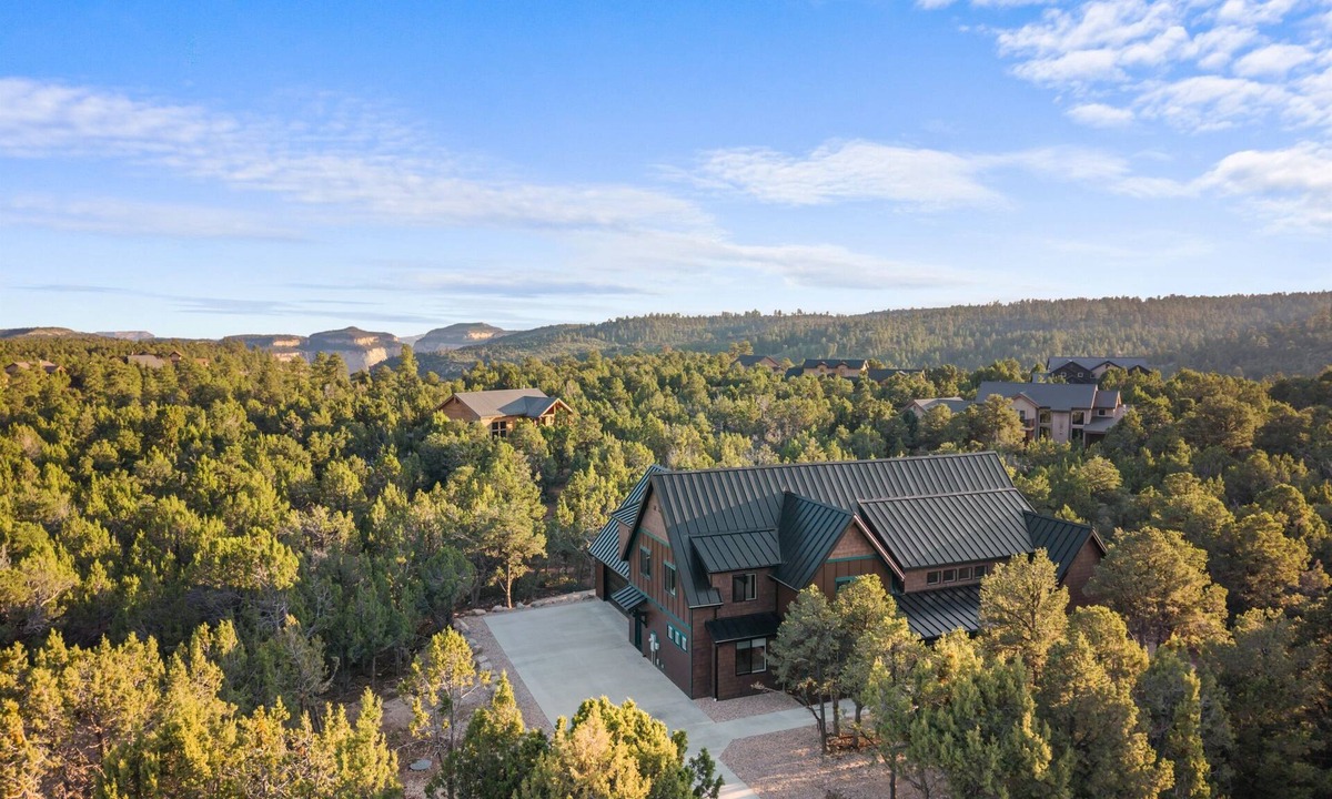 Zion National Park East Entrance Cabin | Luxe Stay at Ember Lodge, Zion