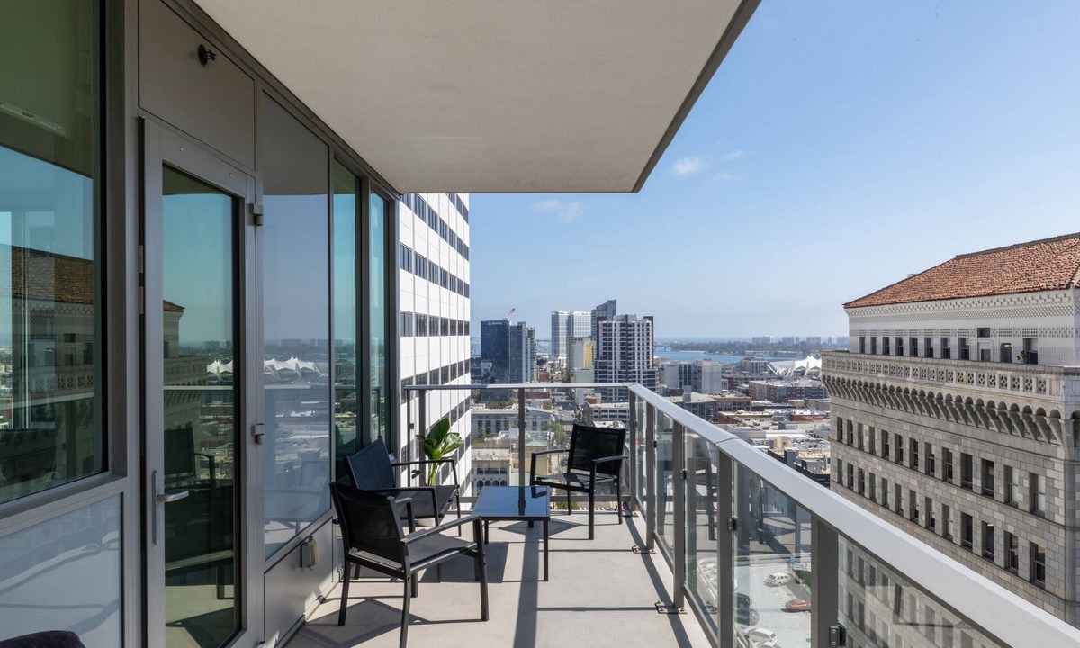 East Village Apartment | Luxurious 2-bedroom in downtown San Diego with Pool and Fitness room