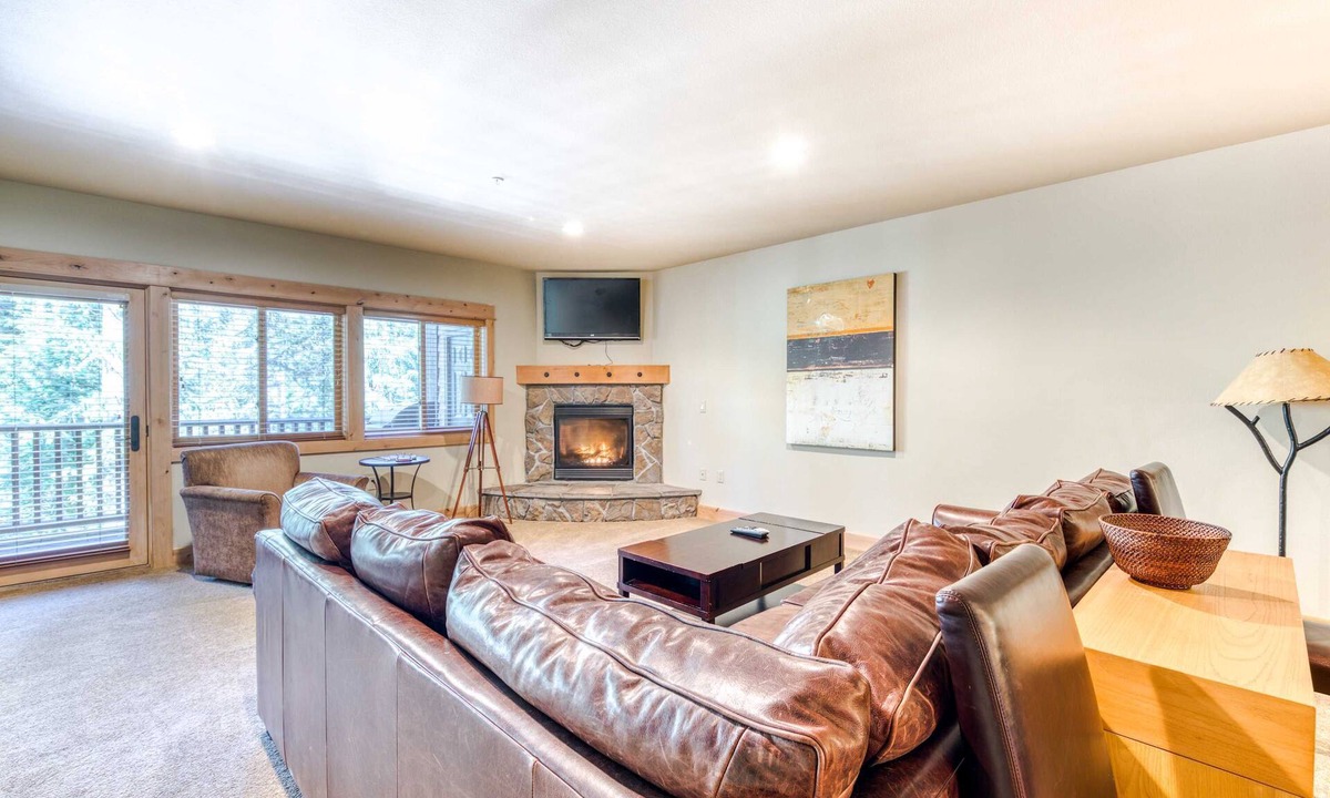 Government Camp Condo | Luxurious Collins Lake condo withupdated amenities, shared pool & easy ski access