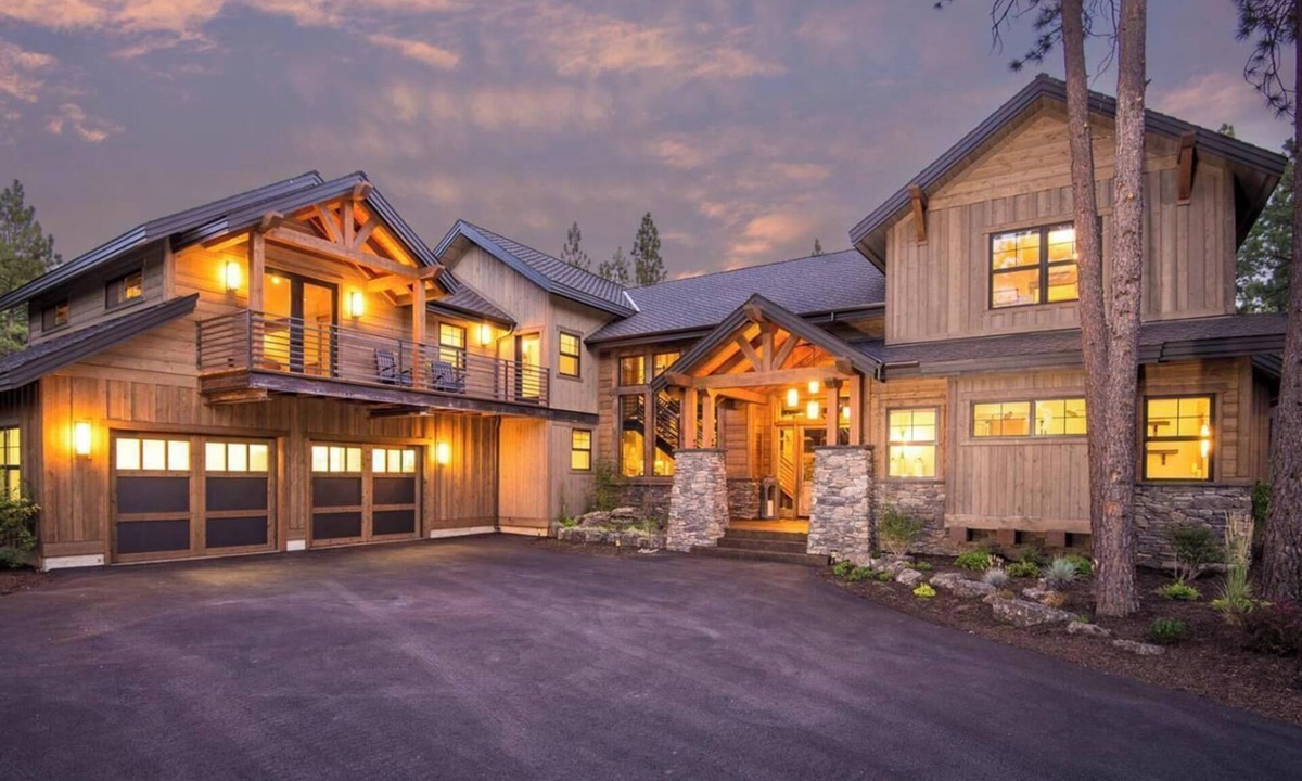 Deschutes River Woods House | Luxurious Estate among the Pines w/Hot Tub, EV Charger & so much MORE!