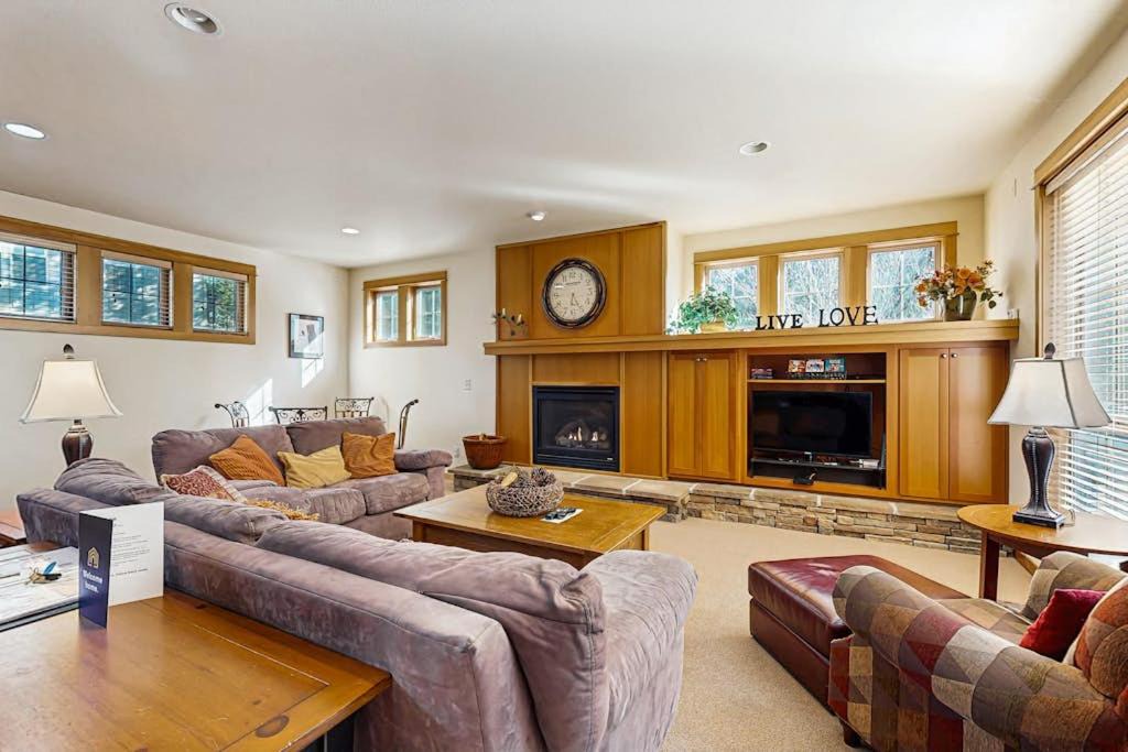 Sunriver House | Luxurious home near the SHARC & Village with private hot tub resort amenities