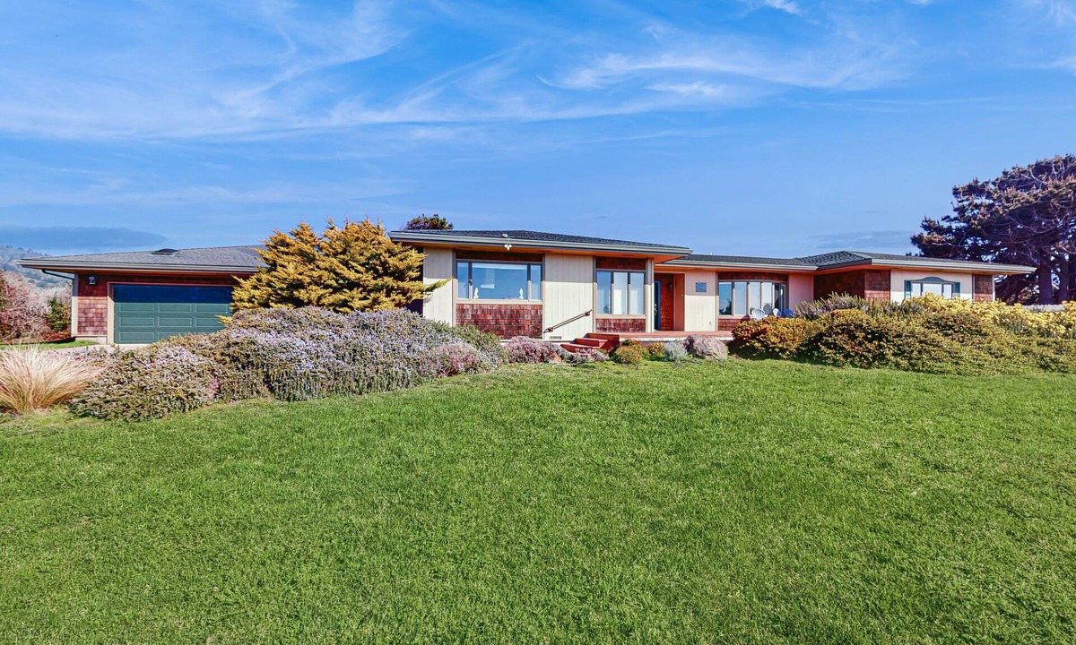 Fort Bragg House | Luxurious home with WiFi, game room, private hot tub, & ocean views