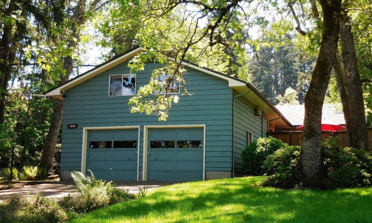Western House | Luxury 3-bed 2-bath forest home in the city - 2.5 miles to UofO & Hayward Field