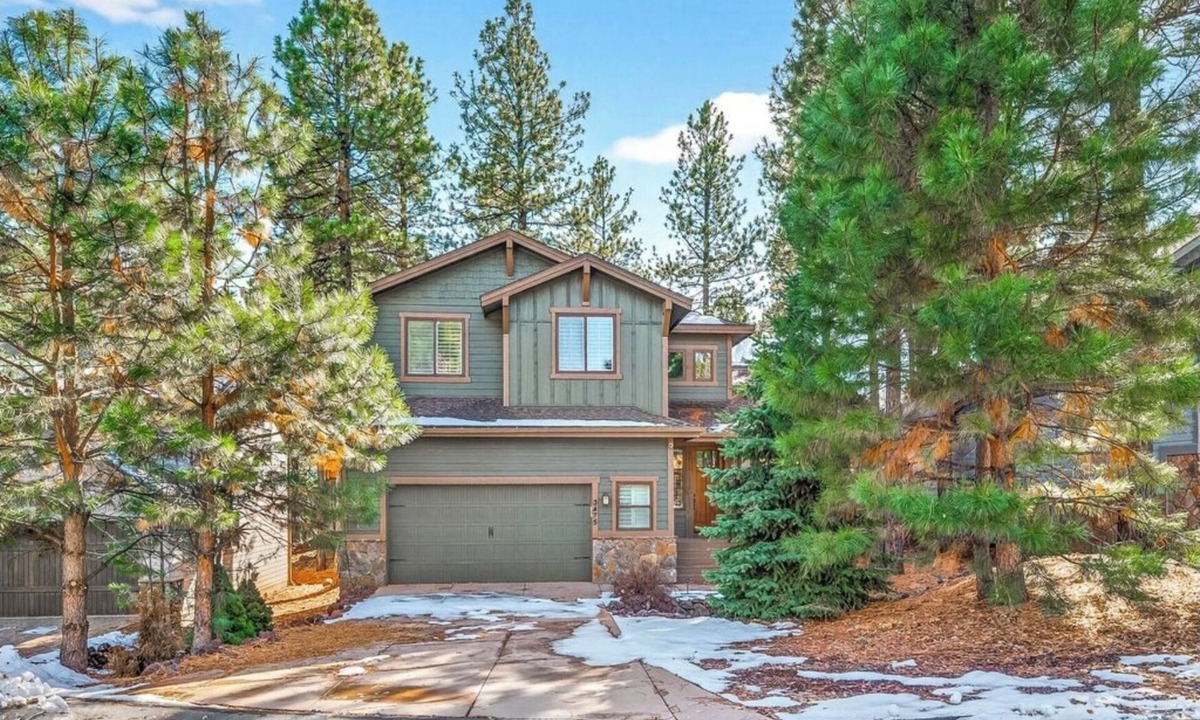 Flagstaff House | Luxury 3-bedroom +den house with AC among Ponderosa pines Flagstaff