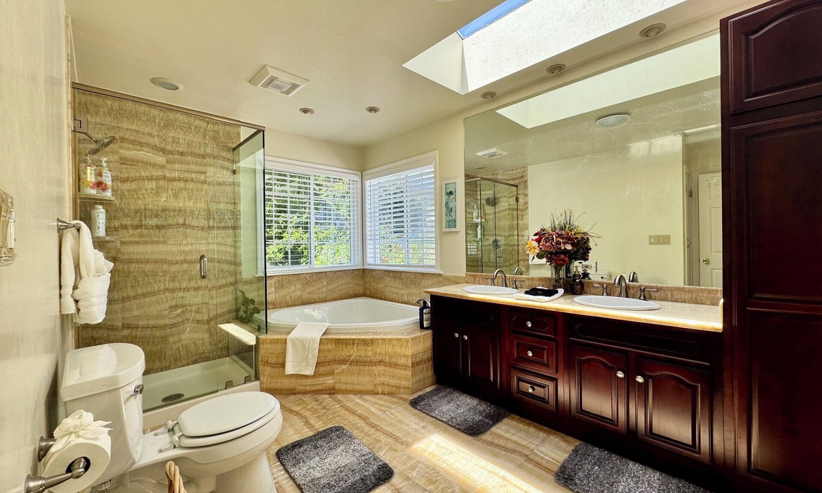 Broadmoor House | Luxury 3B2B Home with Romantic Spa Suite+Grand Piano+Level 2 EV Charging near SF