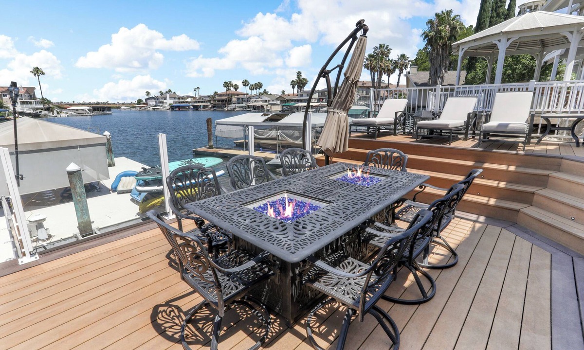 Discovery Bay House | Luxury 5BR Waterfront Getaway | Spa, Gym, Dock