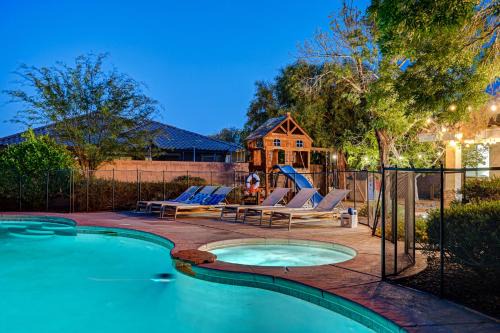 Las Vegas House | Luxury 6 BR Home Large Pool & Spa with Grassy Yard